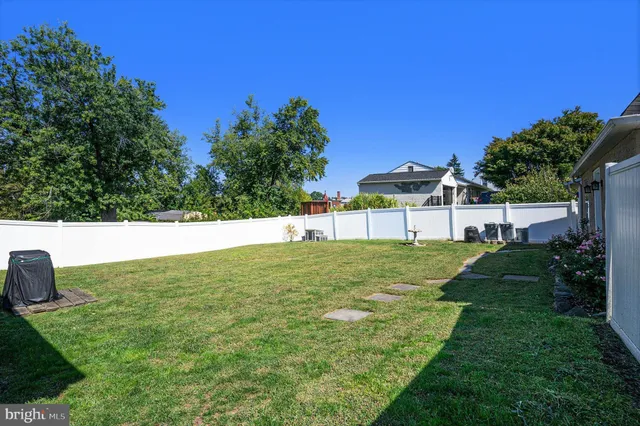 a view of a back yard