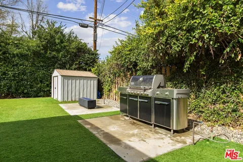 a view of a yard with an tree