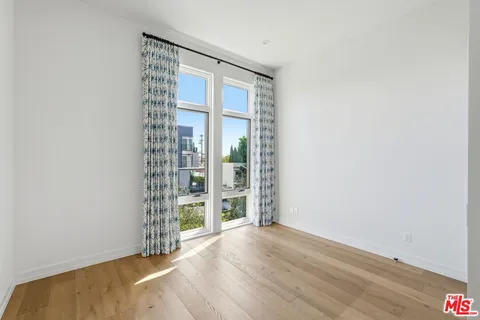 $7,500 | 1041 North Spaulding Avenue, Unit 203, Los Angeles, CA 90046