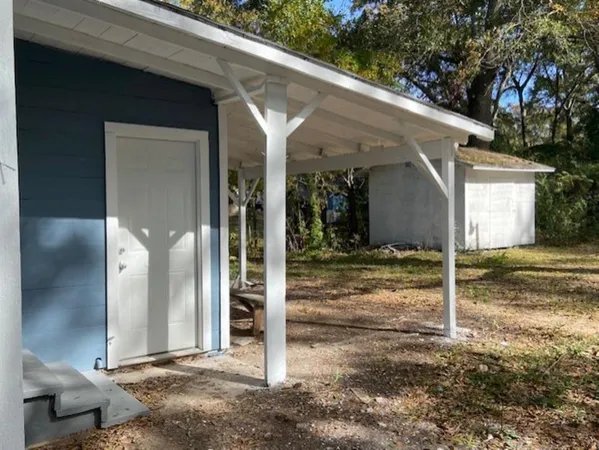 a view of a house with backyard
