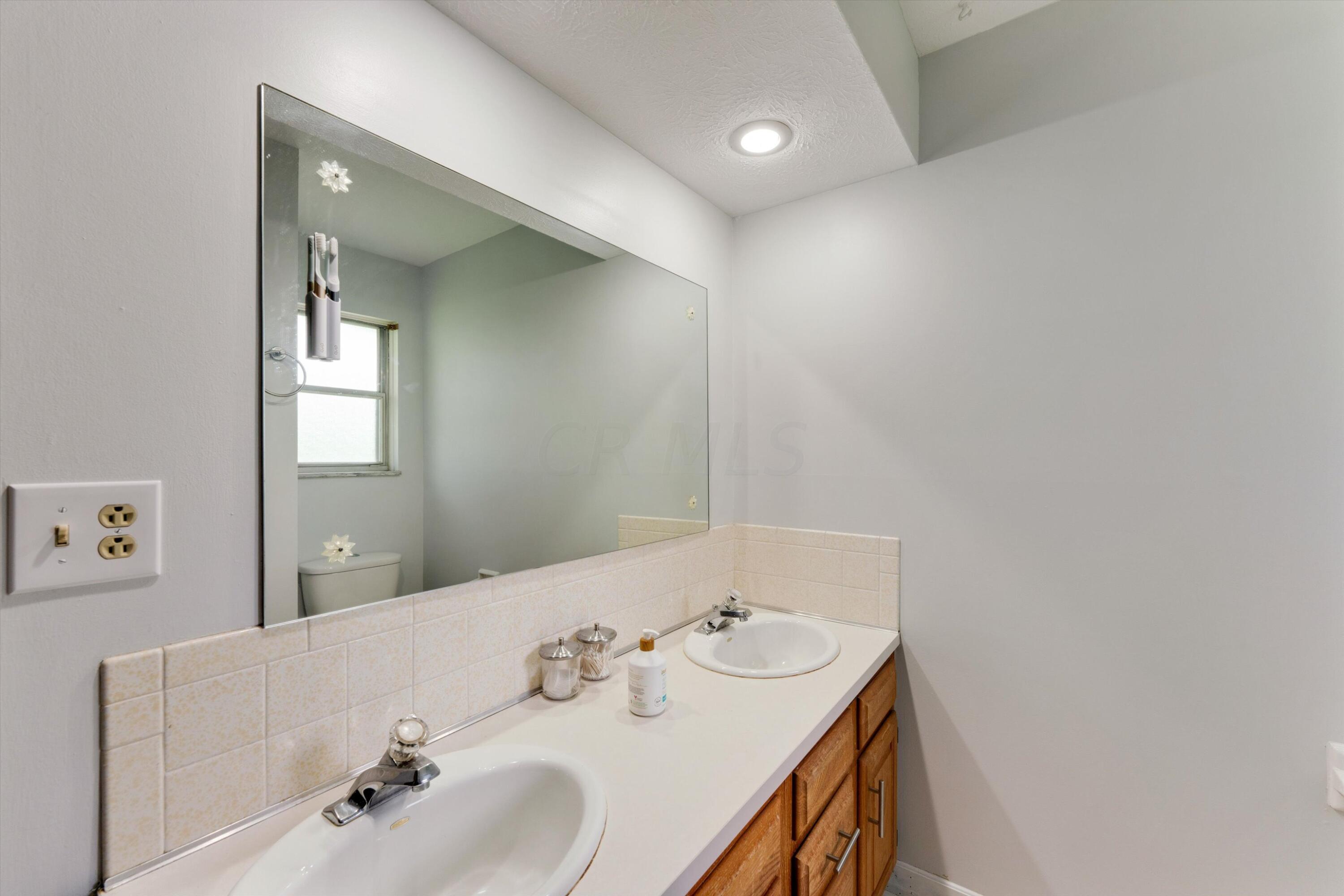 1648 Sandhurst Road Columbus, OH 43229 - Photo 33 of 41 Full Hall Bath