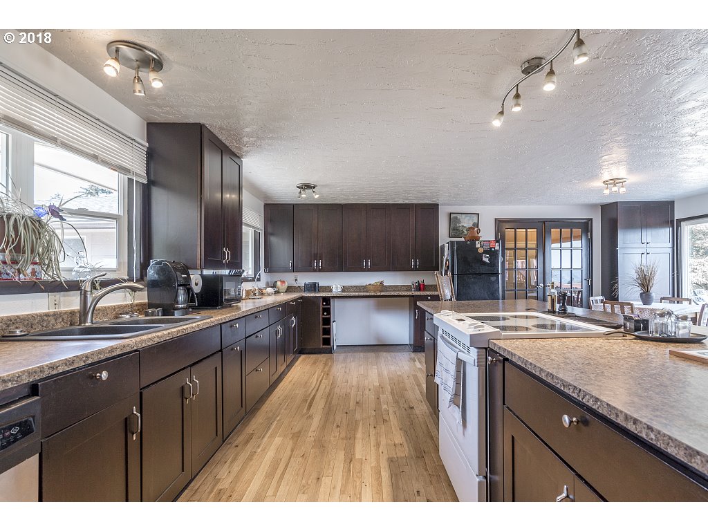 17560 Kirkwood Road Gladstone, OR 97027 - Photo 11 of 31 Kitchen