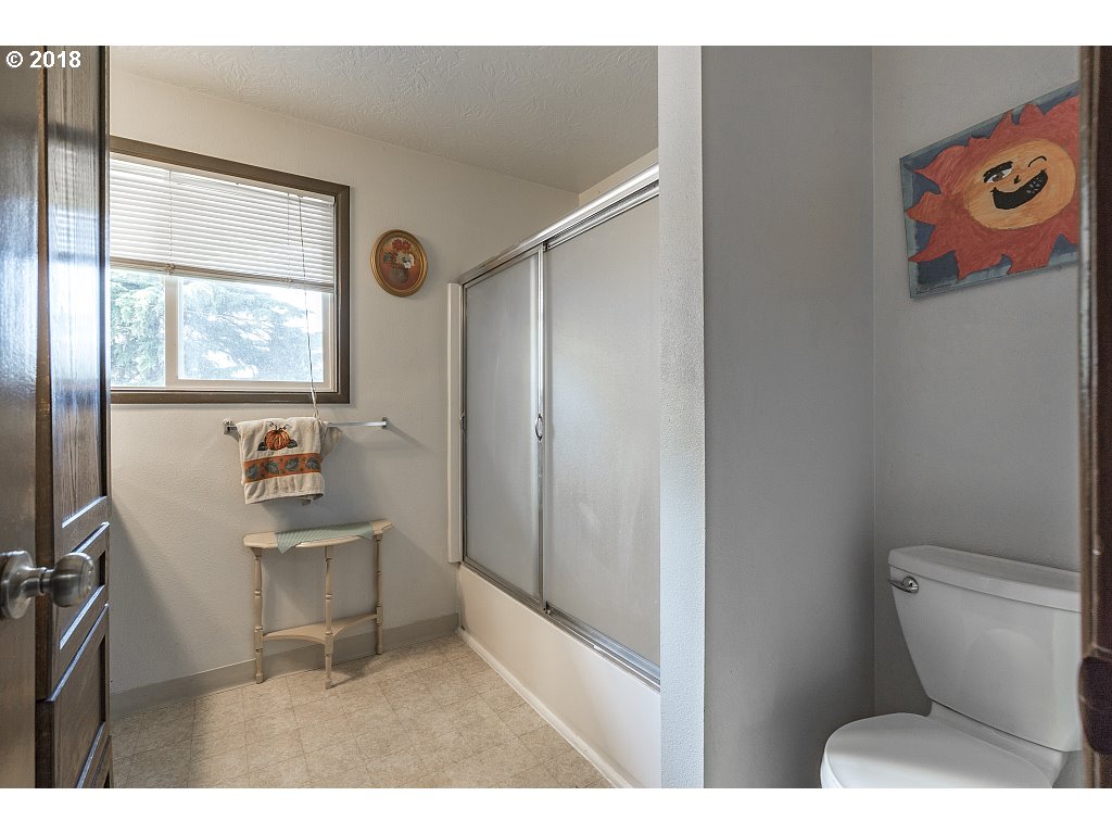 17560 Kirkwood Road Gladstone, OR 97027 - Photo 15 of 31 Gallery Image 15