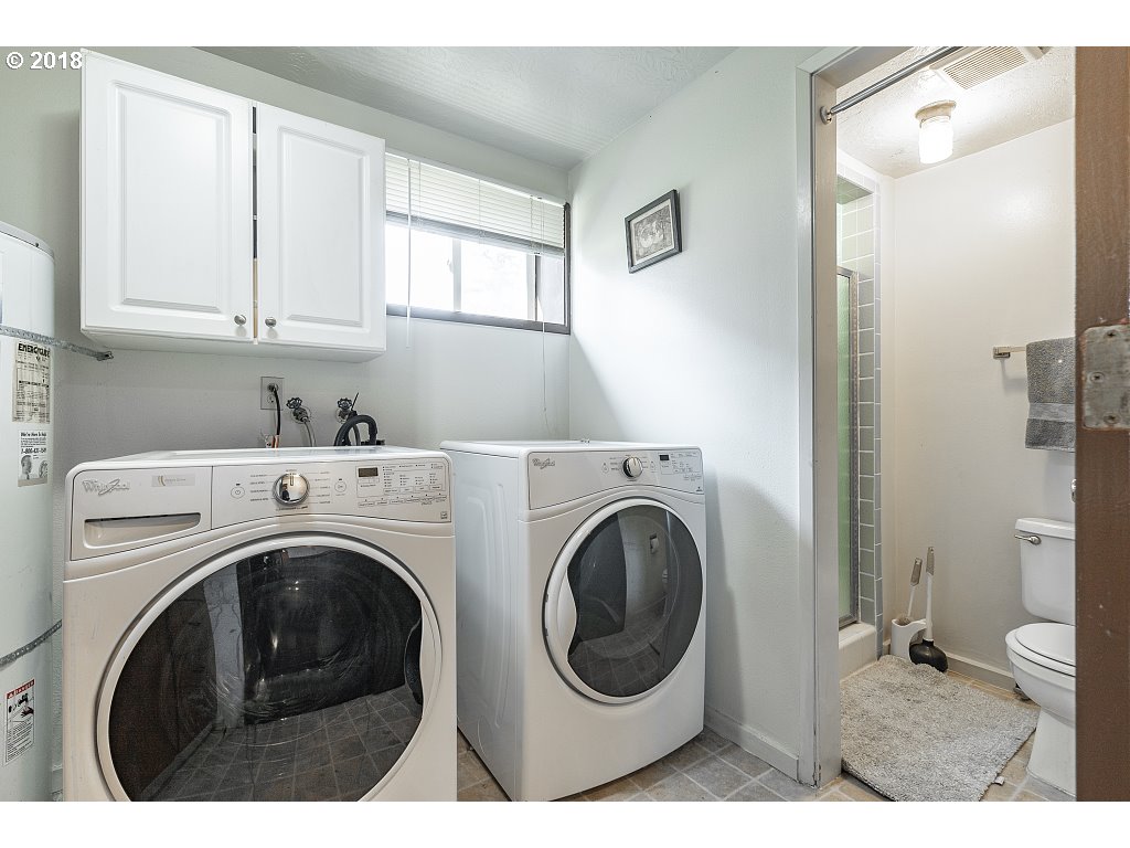 17560 Kirkwood Road Gladstone, OR 97027 - Photo 20 of 31 Laundry