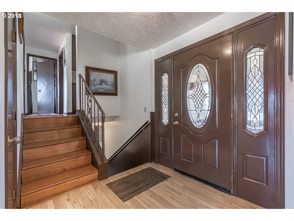 17560 Kirkwood Road Gladstone, OR 97027 - Photo 4 of 31 Entrance/Foyer