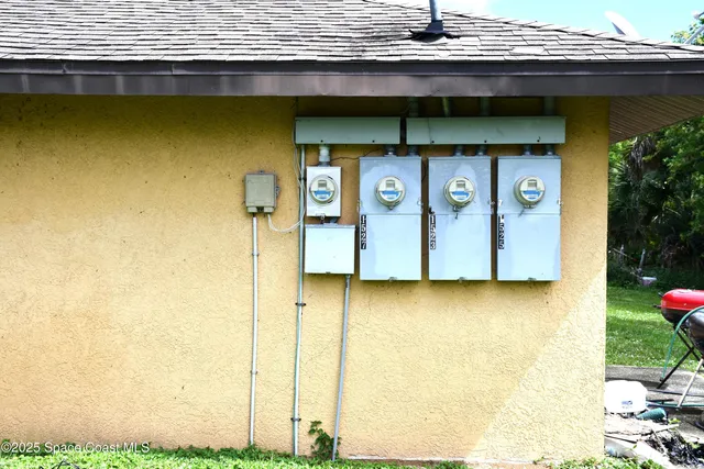 a view of a yard in front of a house