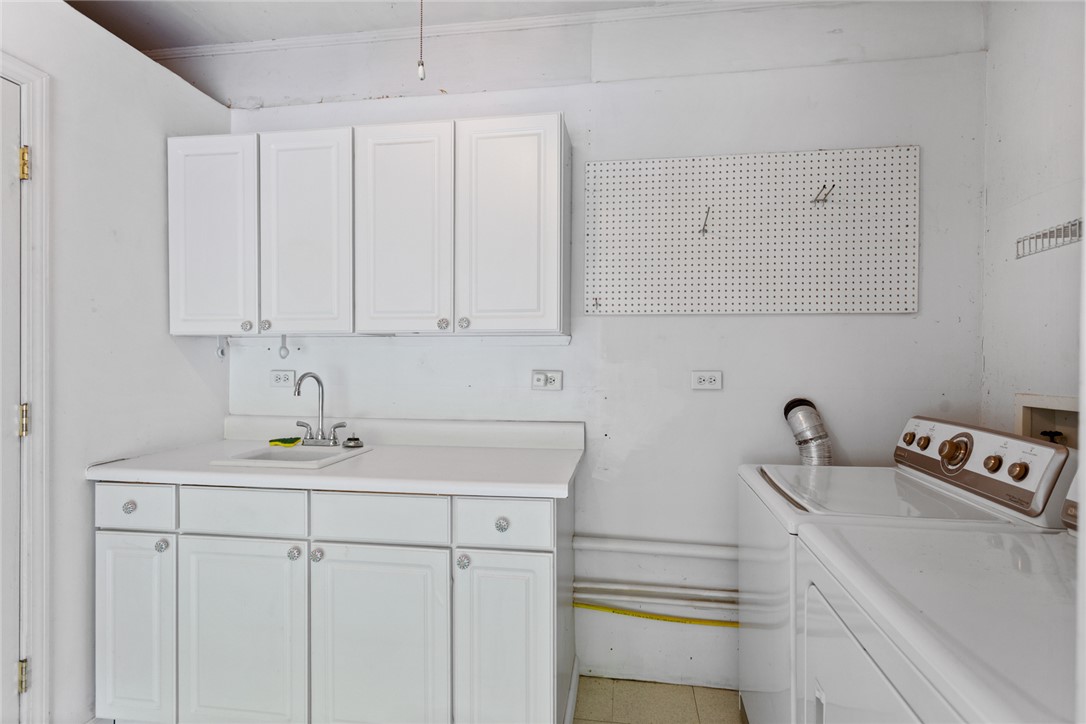 202 Keowee Trail Seneca, SC 29672 - Photo 35 of 35 Functional laundry space featuring a sink, cabinetry, and essential appliances for daily tasks.