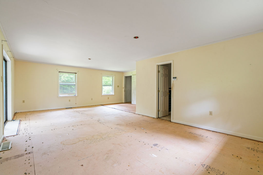 712 Whitney Way Anderson, SC 29625 - Photo 25 of 31 Ready for your vision, this generous interior space awaits transformation.