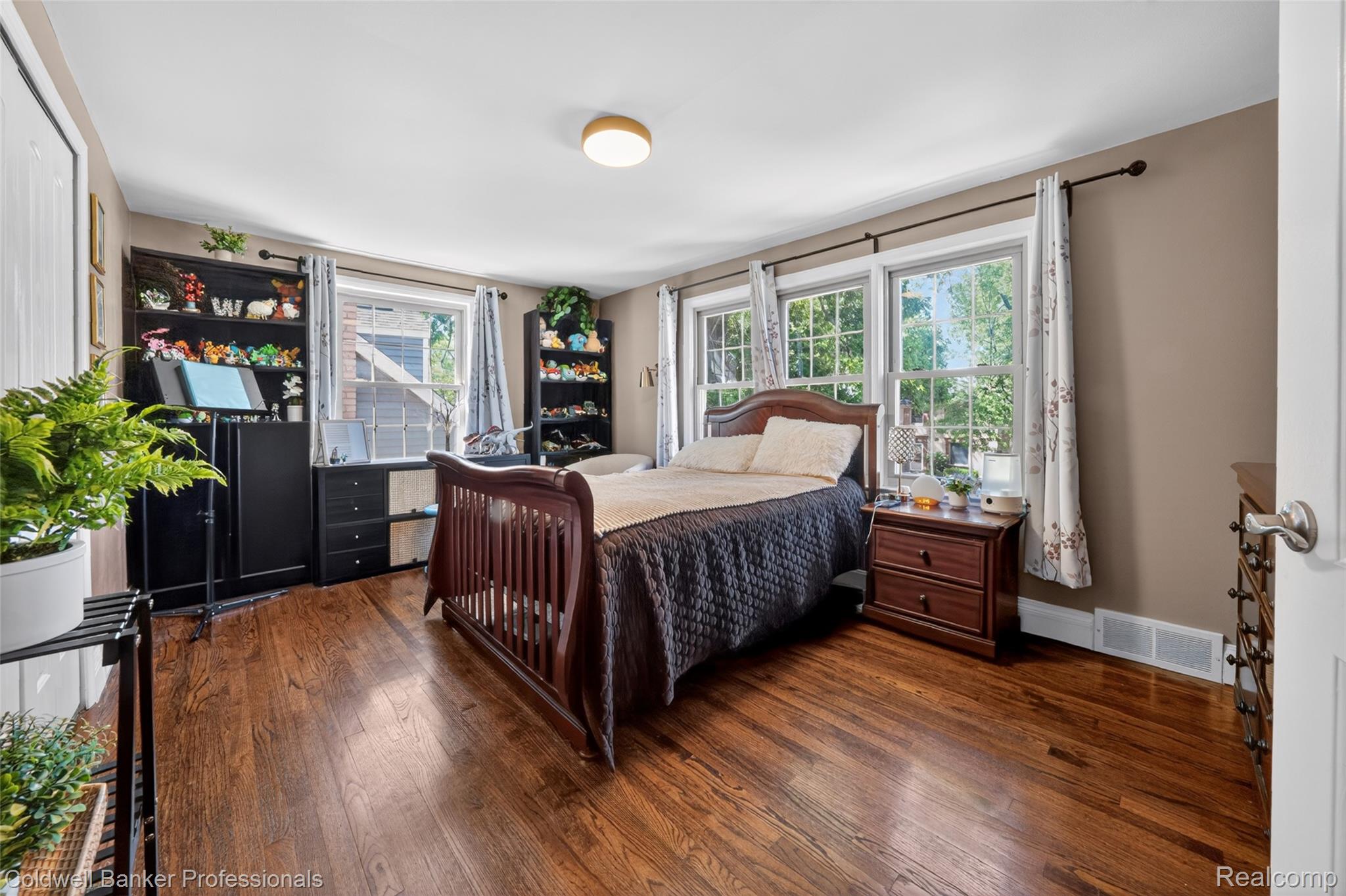 1625 Hampton Road Grosse Pointe, MI 48236 - Photo 24 of 31 Bedroom 2 with laminate, great windows.