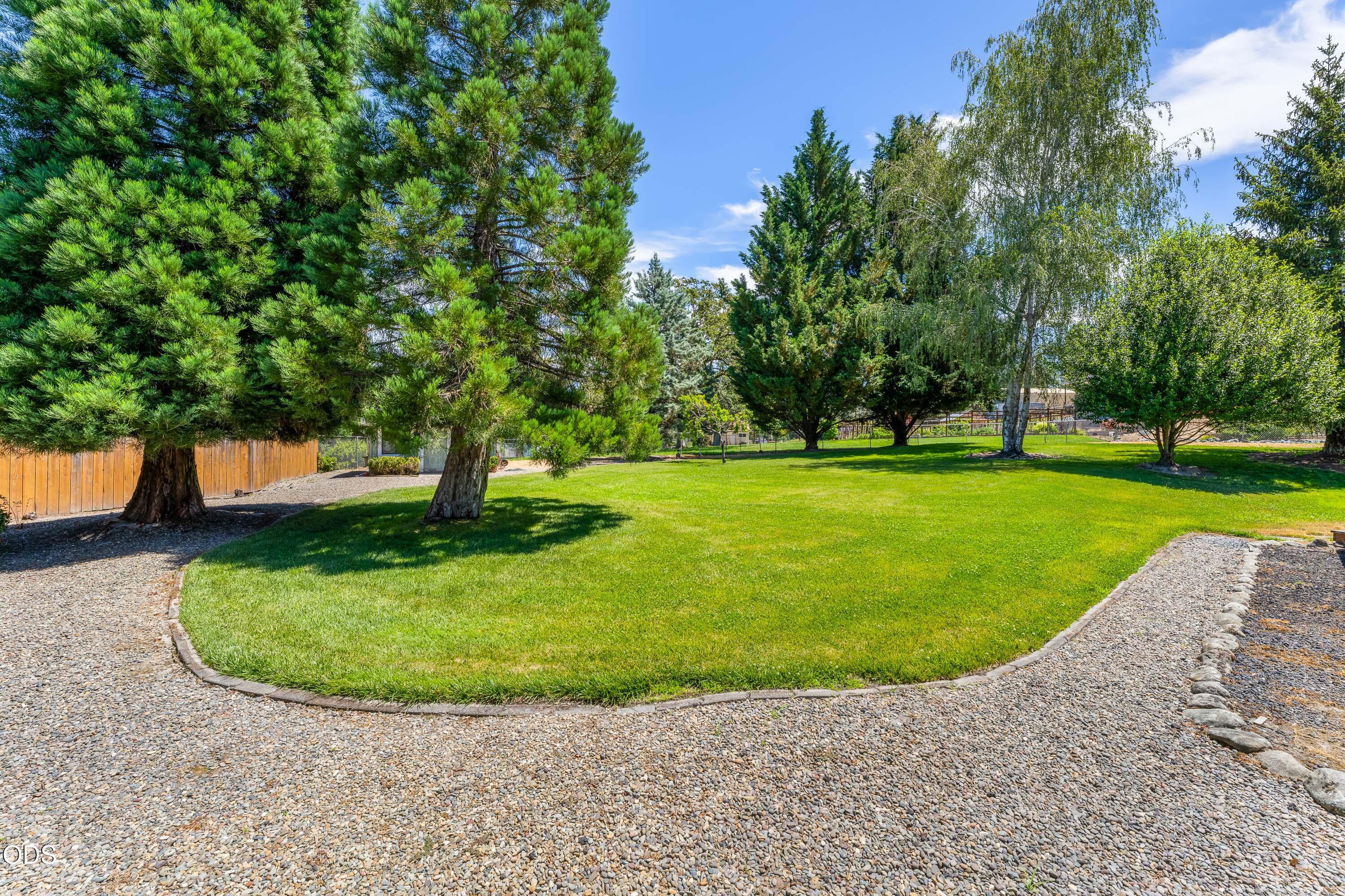 155 Kingsgate Way Grants Pass, OR 97527 - Photo 7 of 53