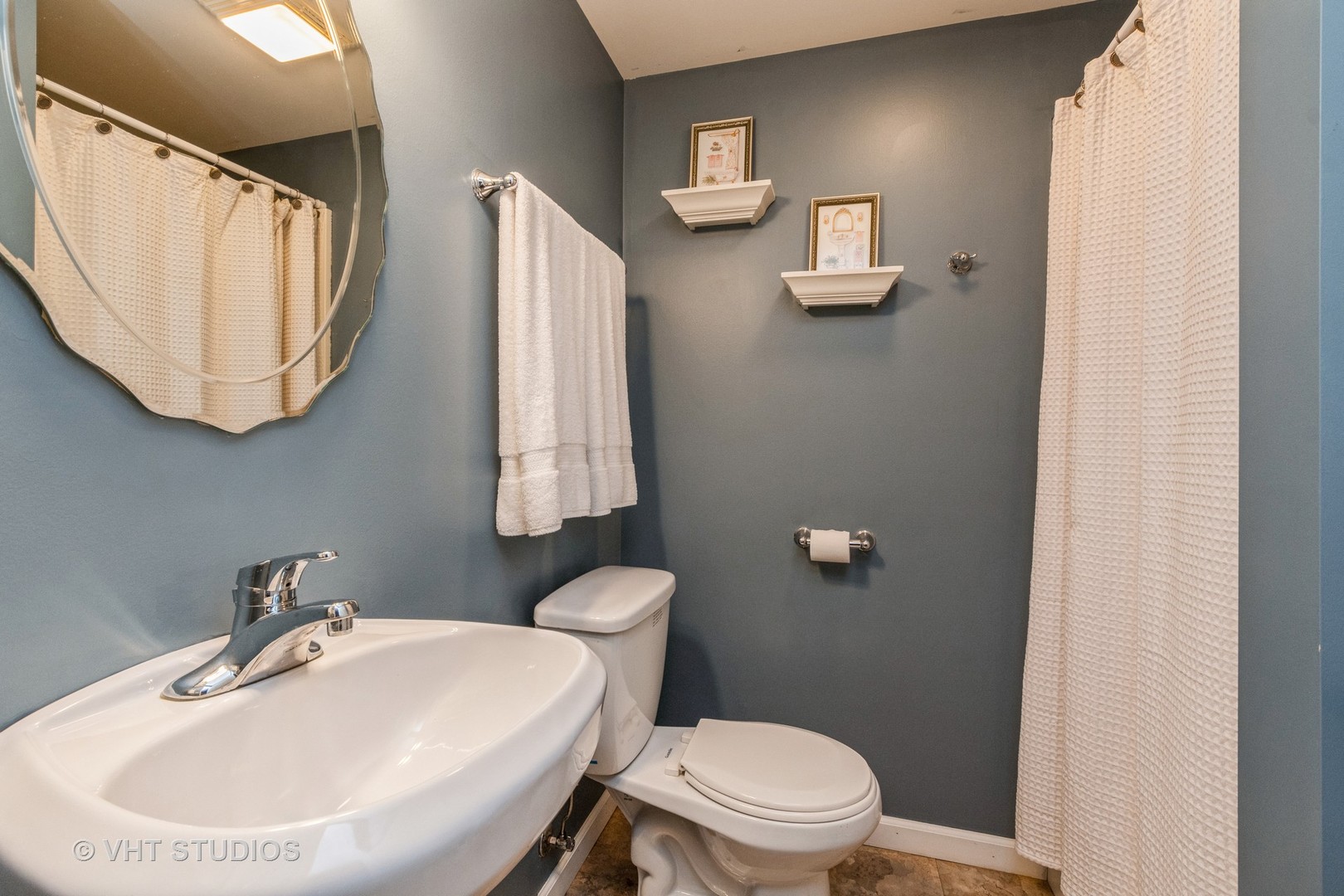 718 Sojourn Road New Lenox, IL 60451 - Photo 11 of 16 a bathroom with a toilet a sink and mirror