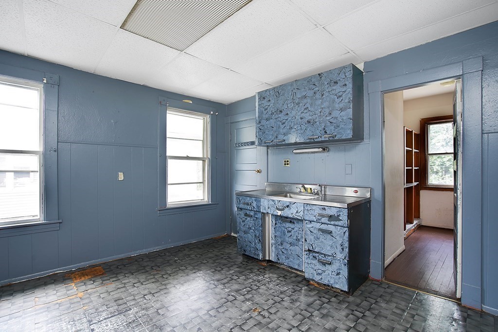 54 Lester Street Springfield, MA 01108 - Photo 13 of 34