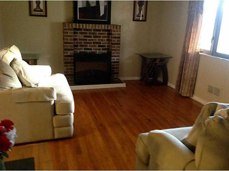 1727 Hollyrood Road Baldwin, PA 15227 - Photo 4 of 17 Living Room.
