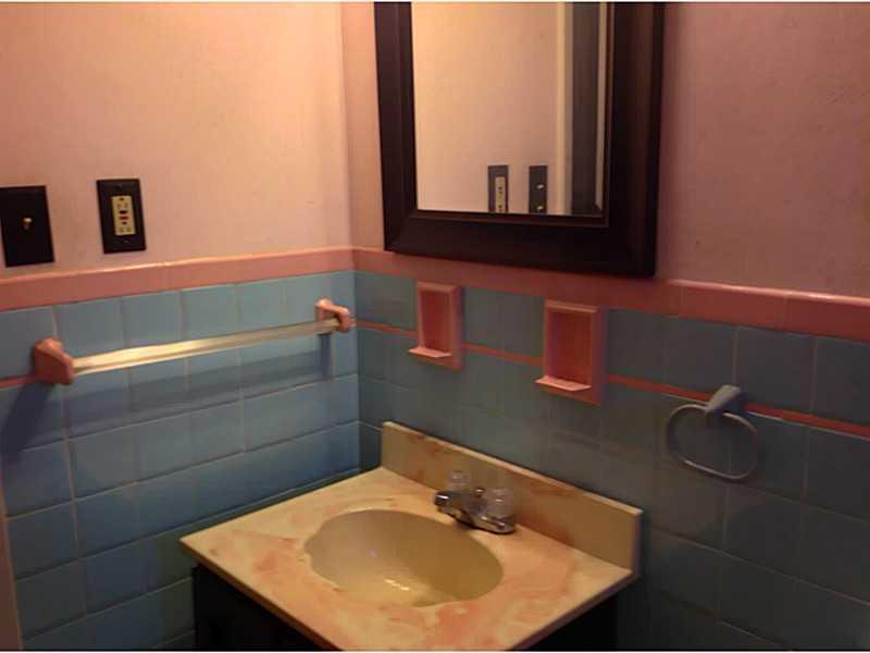 1727 Hollyrood Road Baldwin, PA 15227 - Photo 8 of 17 Full Bath.