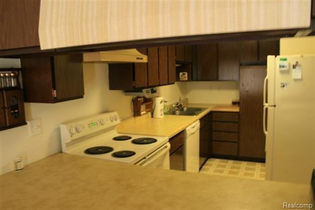 8201 Teahen Road Brighton, MI 48116 - Photo 13 of 17 Kitchen