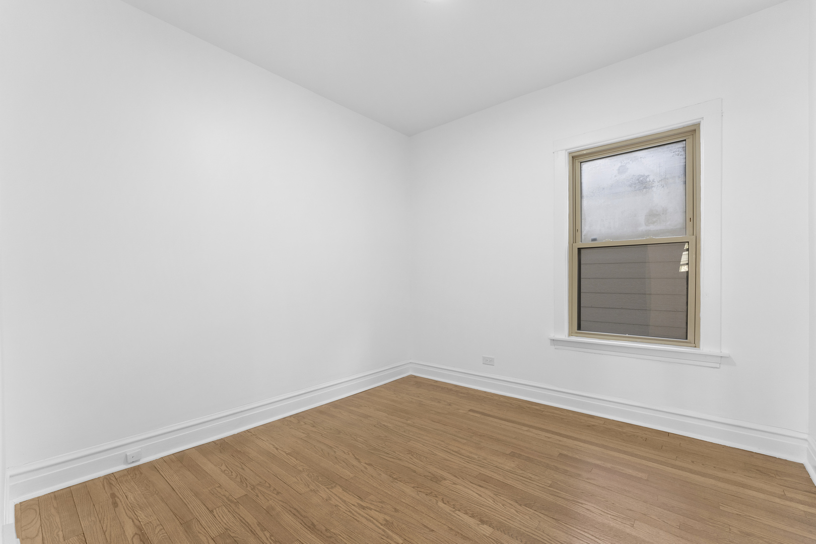 1035 South Ridgeland Avenue Oak Park, IL 60304 - Photo 13 of 33 an empty room with a window