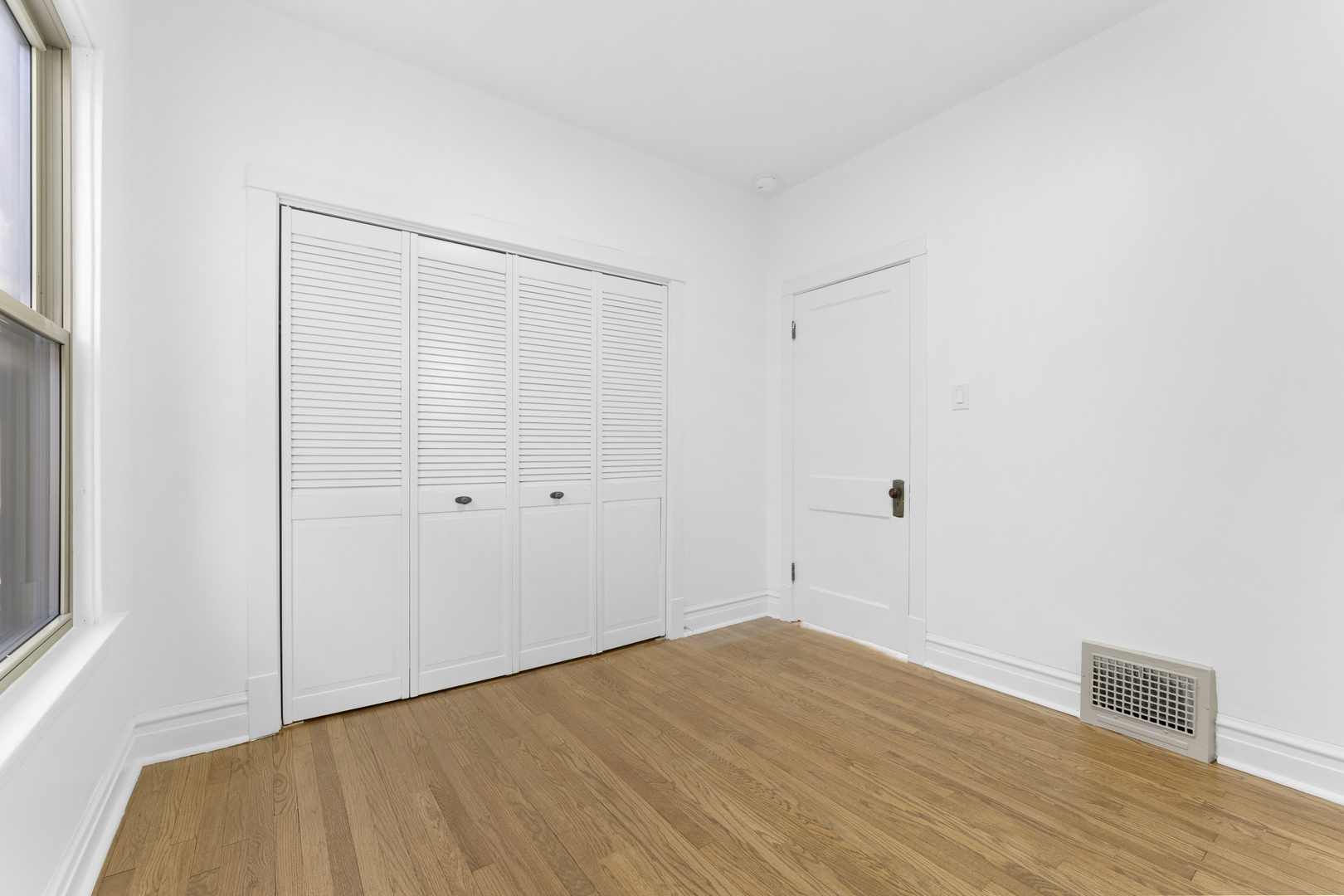 1035 South Ridgeland Avenue Oak Park, IL 60304 - Photo 14 of 33 a view of a room with wooden floor and white walls