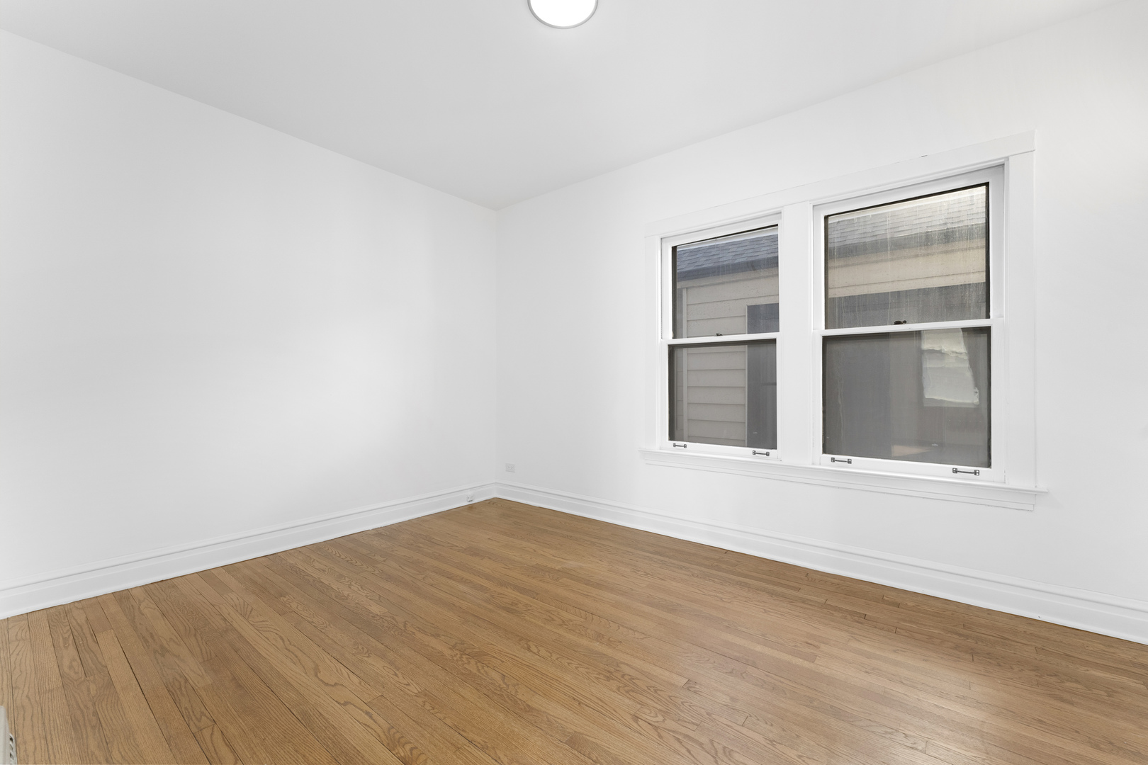 1035 South Ridgeland Avenue Oak Park, IL 60304 - Photo 15 of 33 an empty room with a window