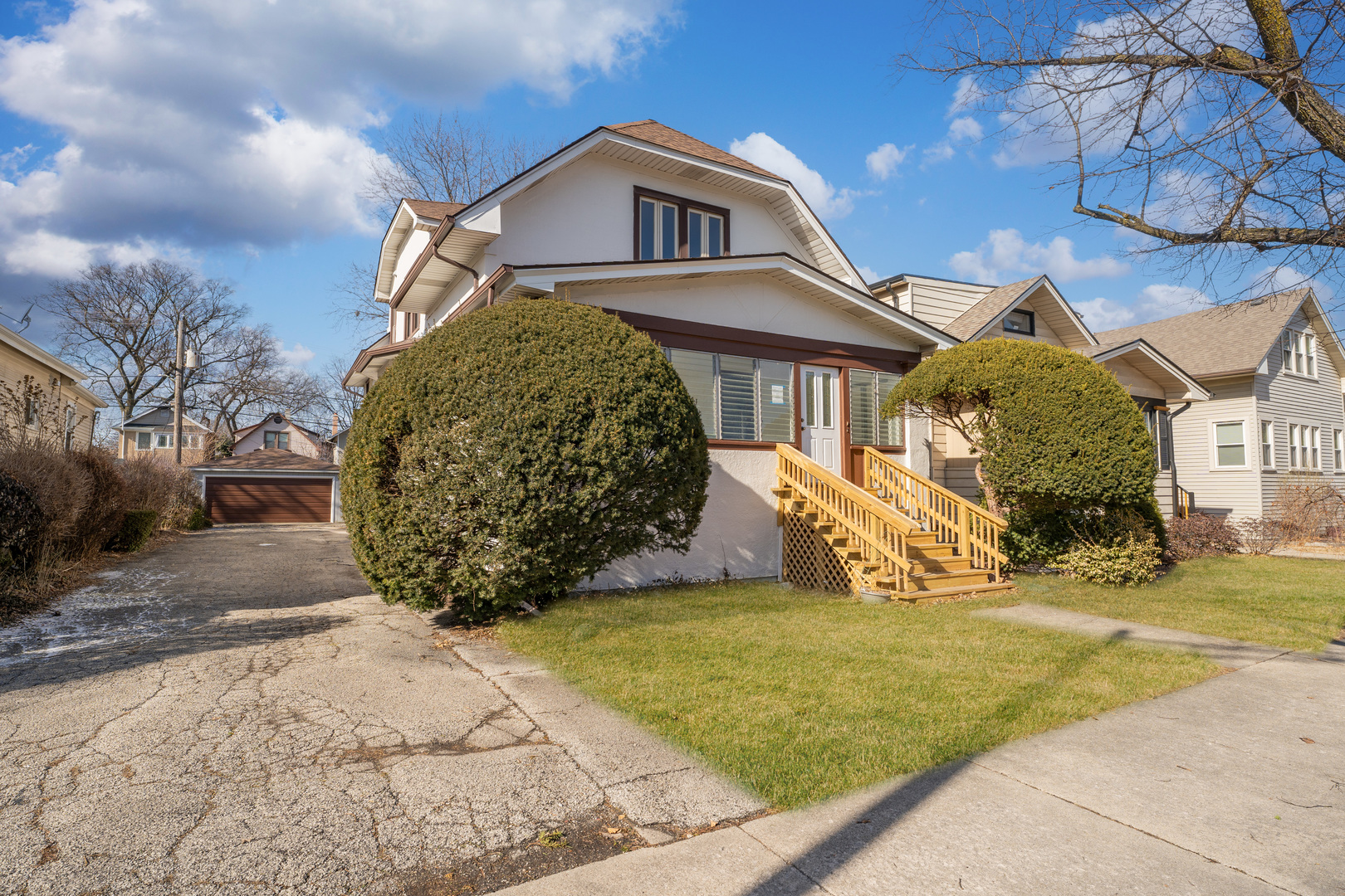 1035 South Ridgeland Avenue Oak Park, IL 60304 - Photo 2 of 33 a front view of a house with a yard