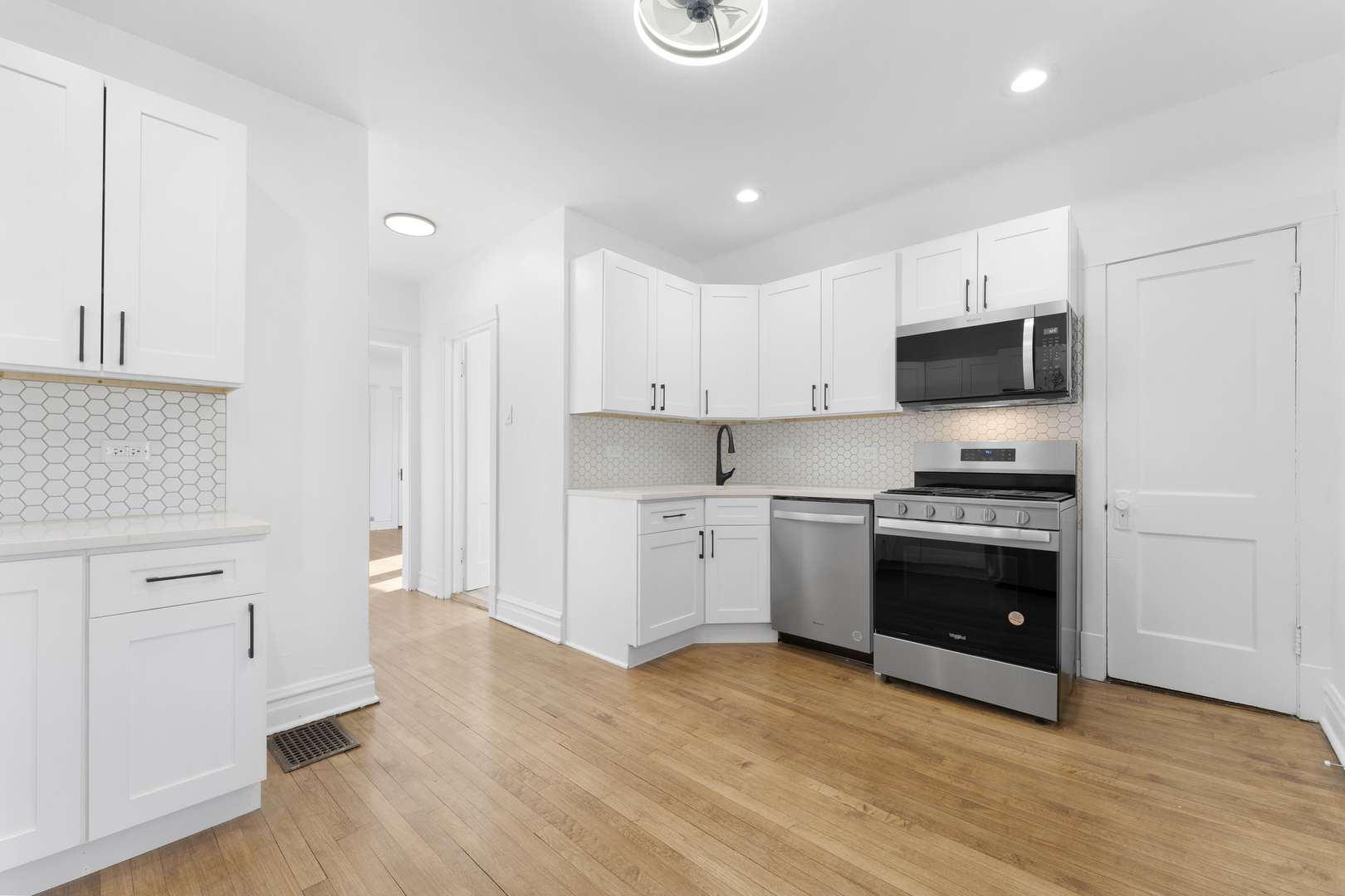 1035 South Ridgeland Avenue Oak Park, IL 60304 - Photo 23 of 33 a kitchen with granite countertop a stove and a refrigerator