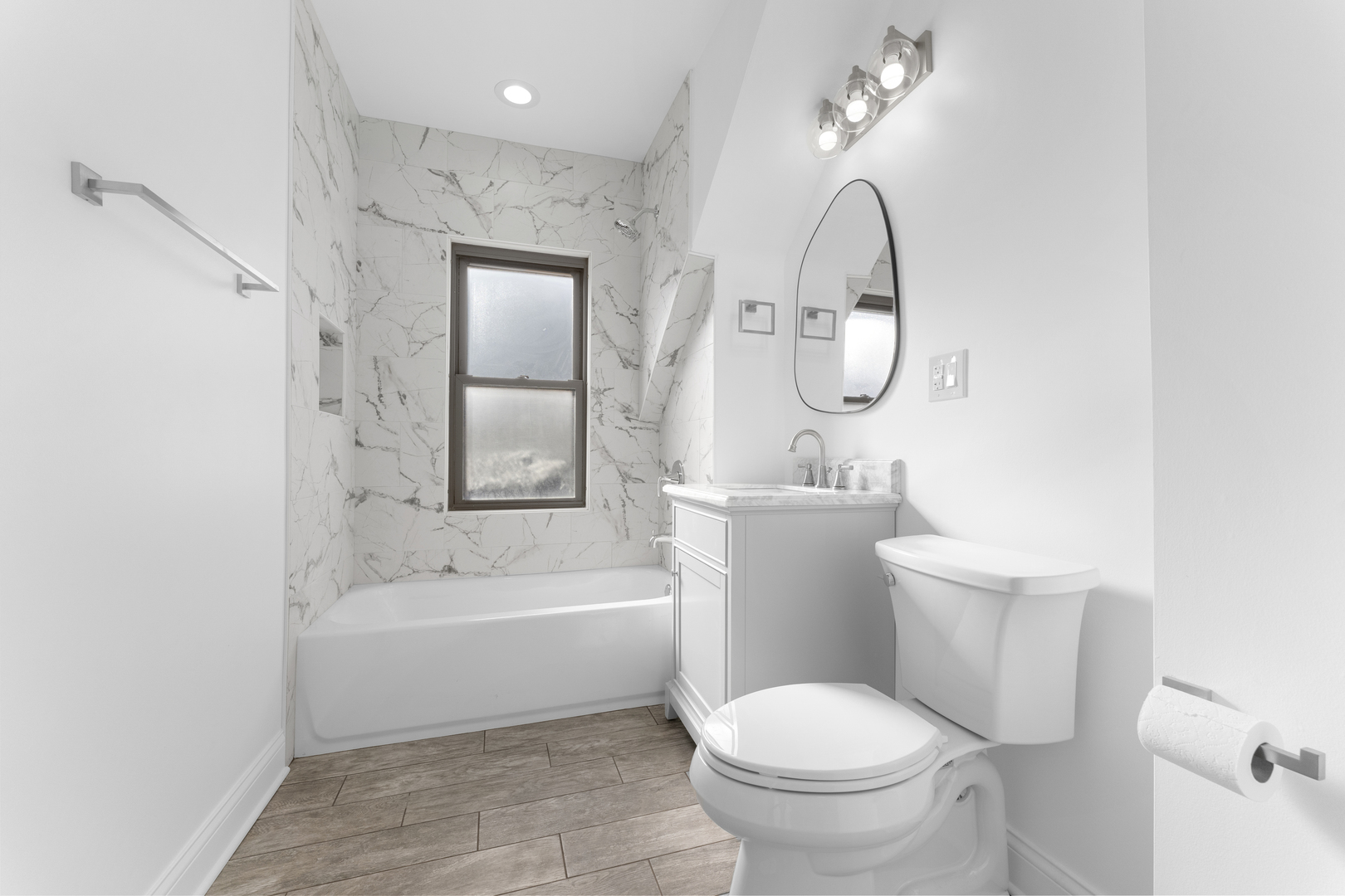 1035 South Ridgeland Avenue Oak Park, IL 60304 - Photo 27 of 33 a bathroom with a toilet a sink and a bathtub