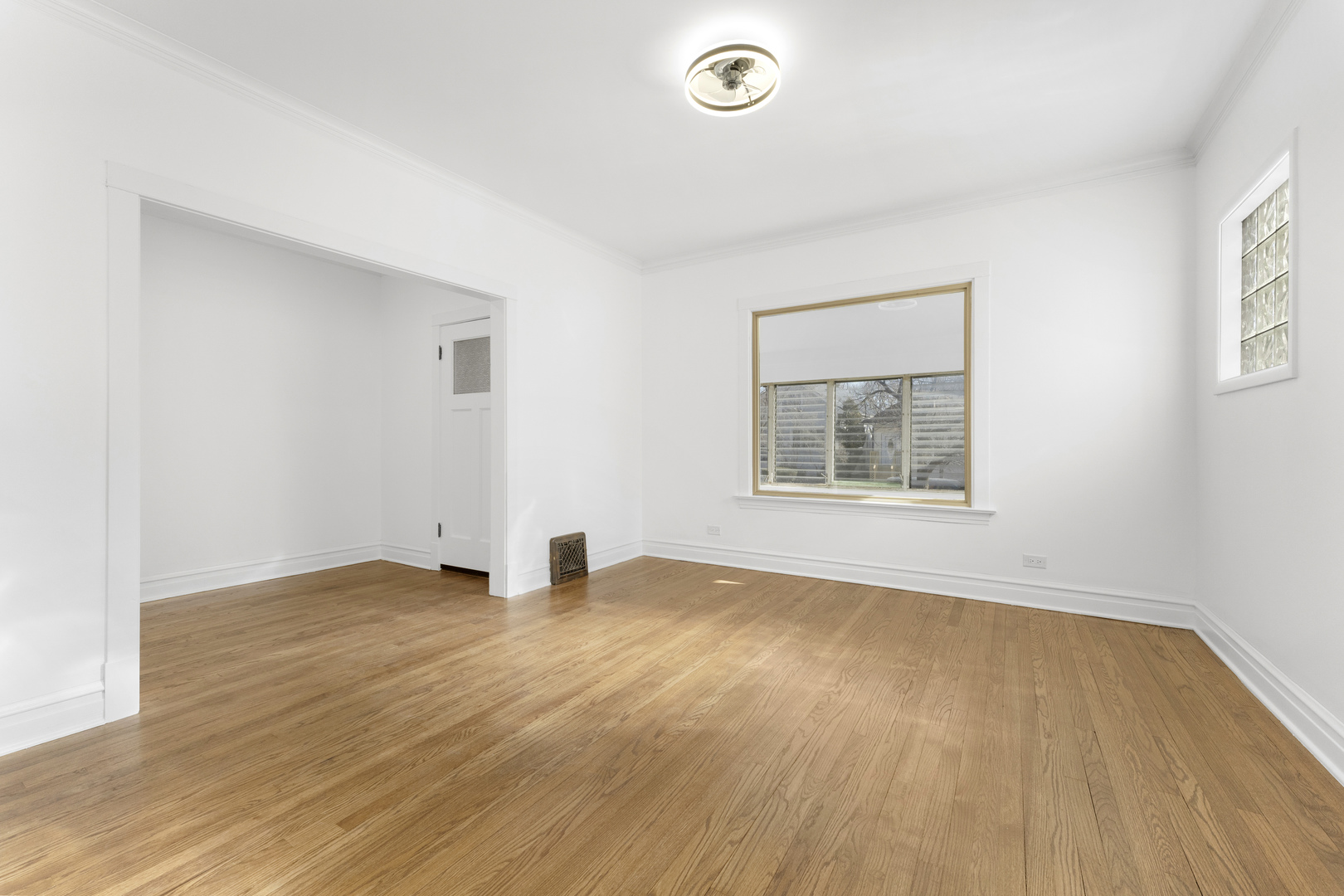1035 South Ridgeland Avenue Oak Park, IL 60304 - Photo 5 of 33 an empty room with wooden floor and windows