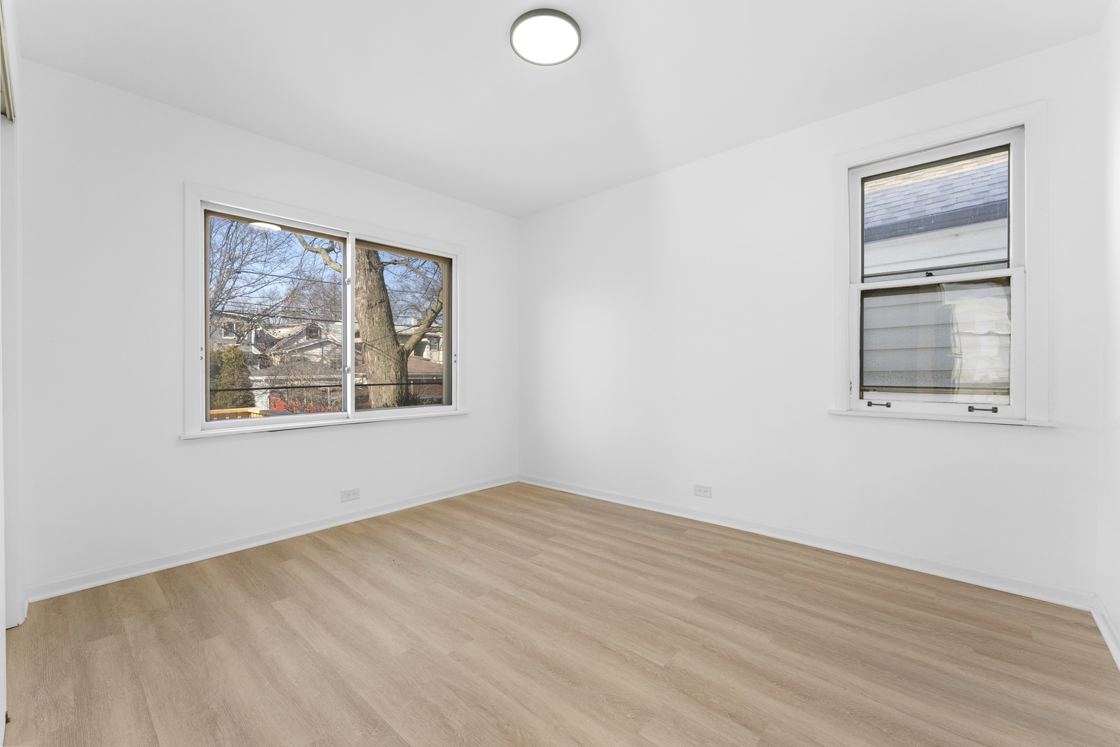 1035 South Ridgeland Avenue Oak Park, IL 60304 - Photo 10 of 33 an empty room with windows and closet