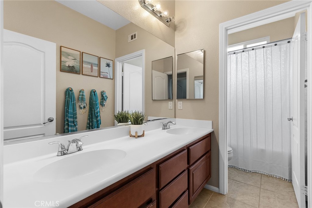 45454 Seagull Way Temecula, CA 92592 - Photo 38 of 62 upstairs secondary bathroom