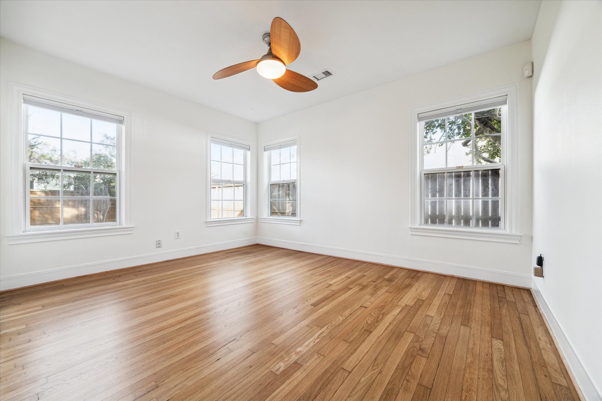 805 Sue Street Houston, TX 77009 - Photo 18 of 20 The secondary bedroom has hardwood flooring and plenty of natural light, there are custom Levolor blackout blinds on all the windows.