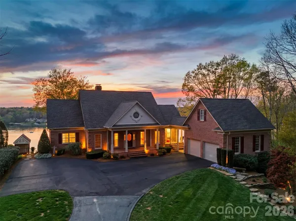 $1,575,000 | 3820 8th St Place Northwest, Hickory, NC 28601