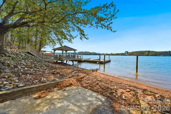 $1,575,000 | 3820 8th St Place Northwest, Hickory, NC 28601