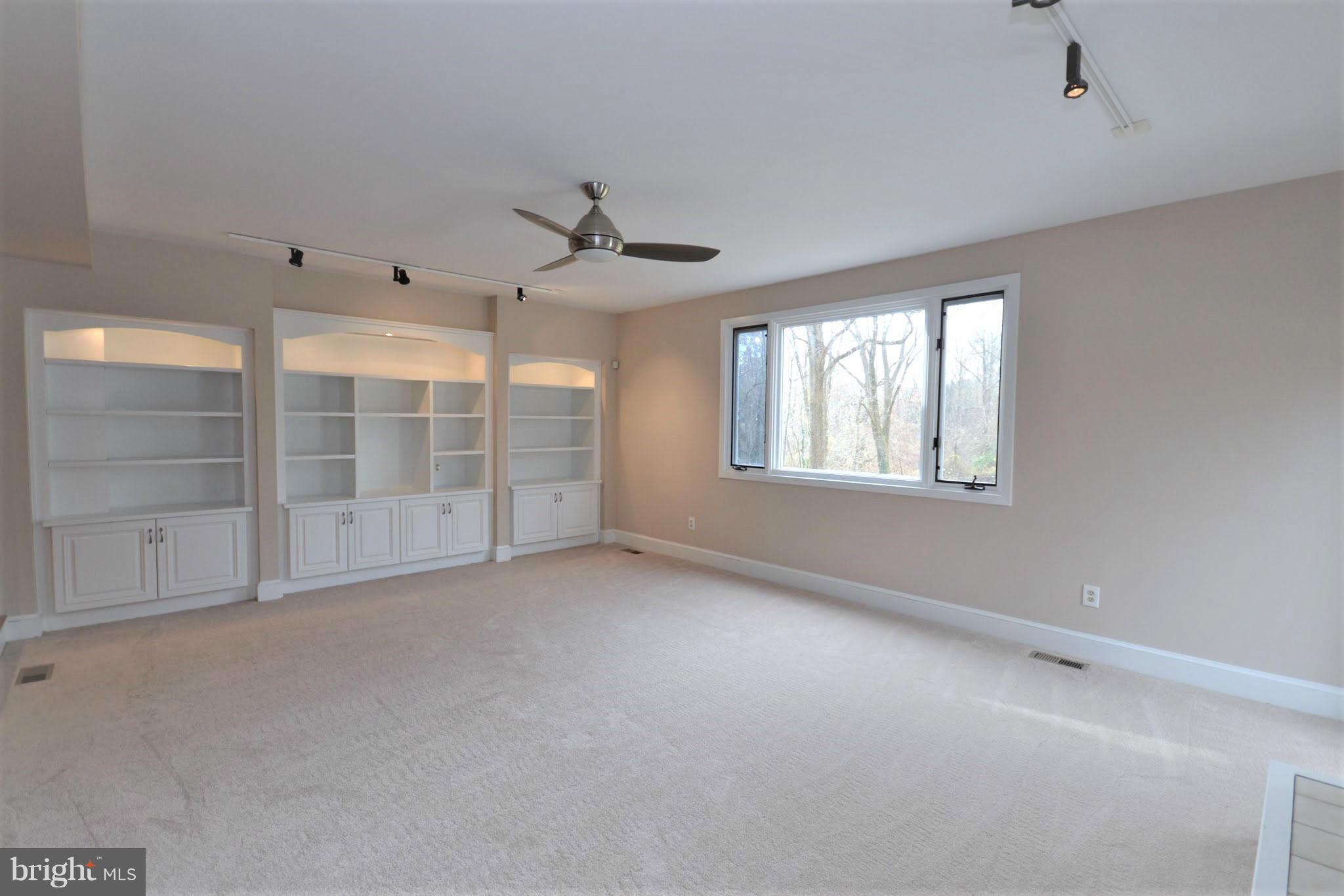 1567 St Margarets Road Annapolis, MD 21409 - Photo 10 of 28 Living Room