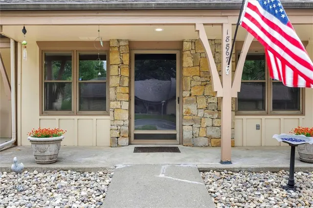 $194,900 | 18867 Sunrise Drive, Belton, MO 64012