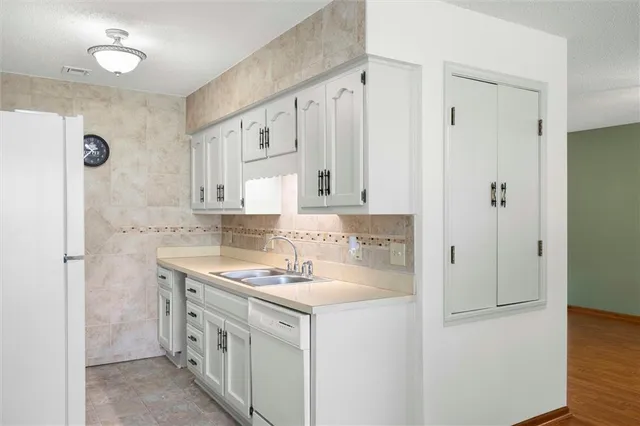 $194,900 | 18867 Sunrise Drive, Belton, MO 64012