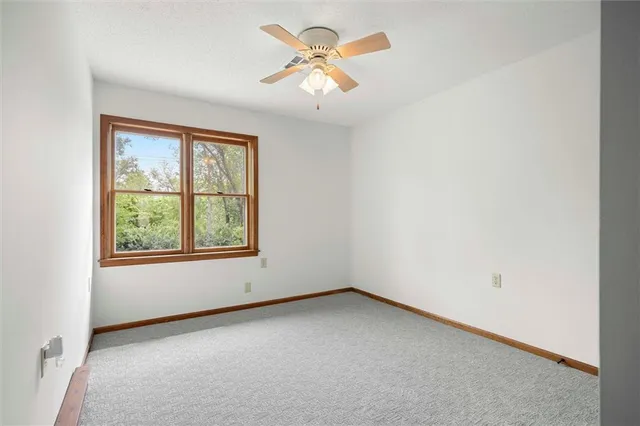 $194,900 | 18867 Sunrise Drive, Belton, MO 64012