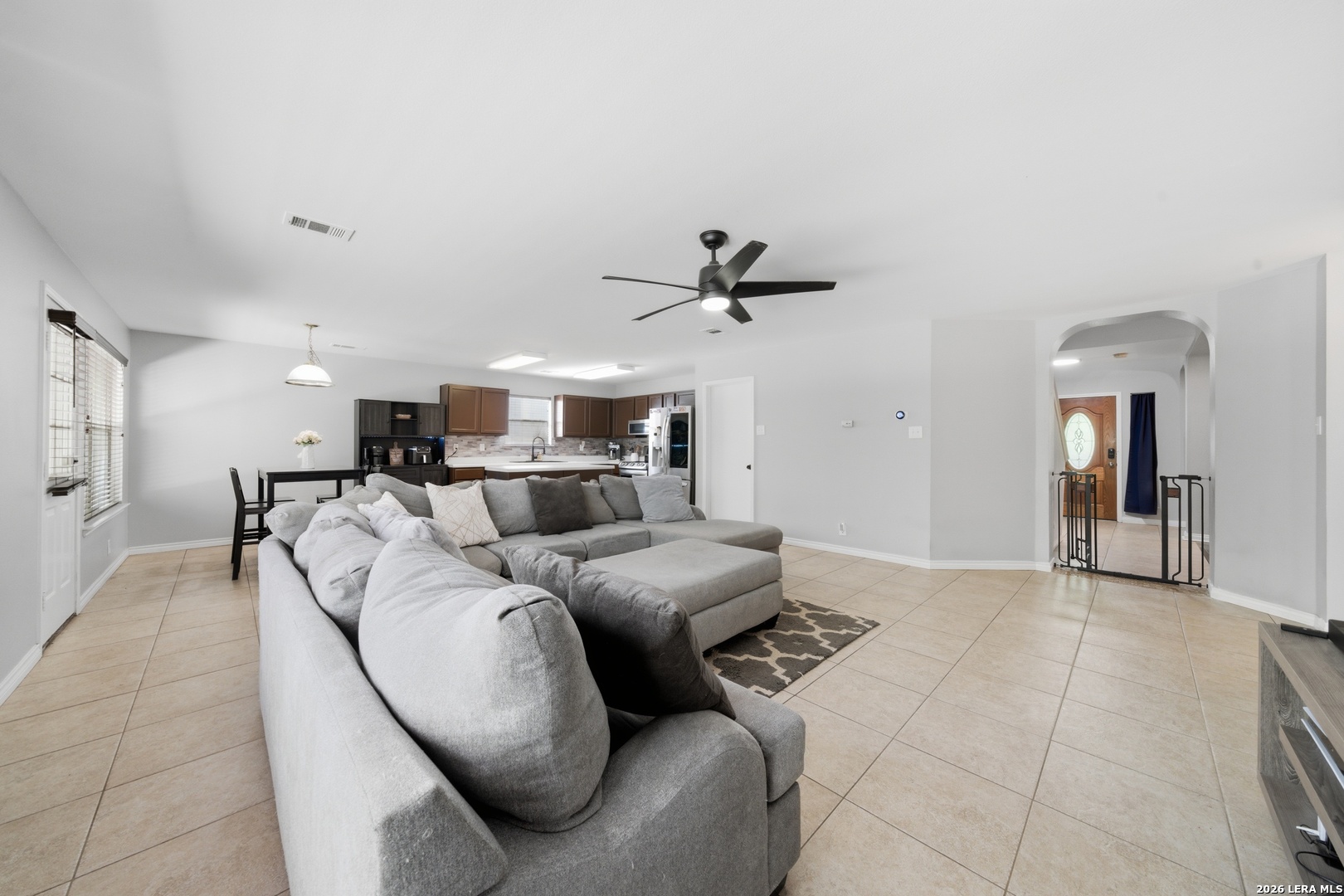 11622 Shotgun Way Helotes, TX 78023 - Photo 16 of 35 a living room with furniture