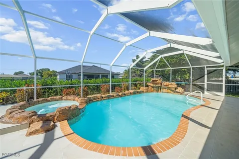 a view of a house with backyard and garden