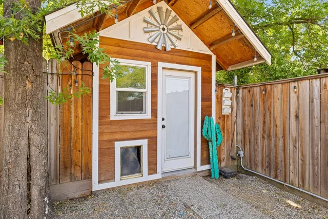 a view of a house with a backyard
