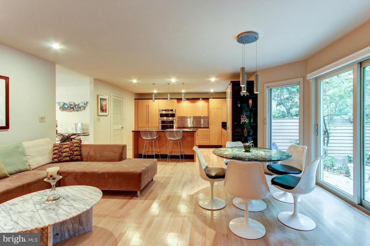 11570 Hemingway Drive Reston, VA 20194 - Photo 11 of 30 Family Room