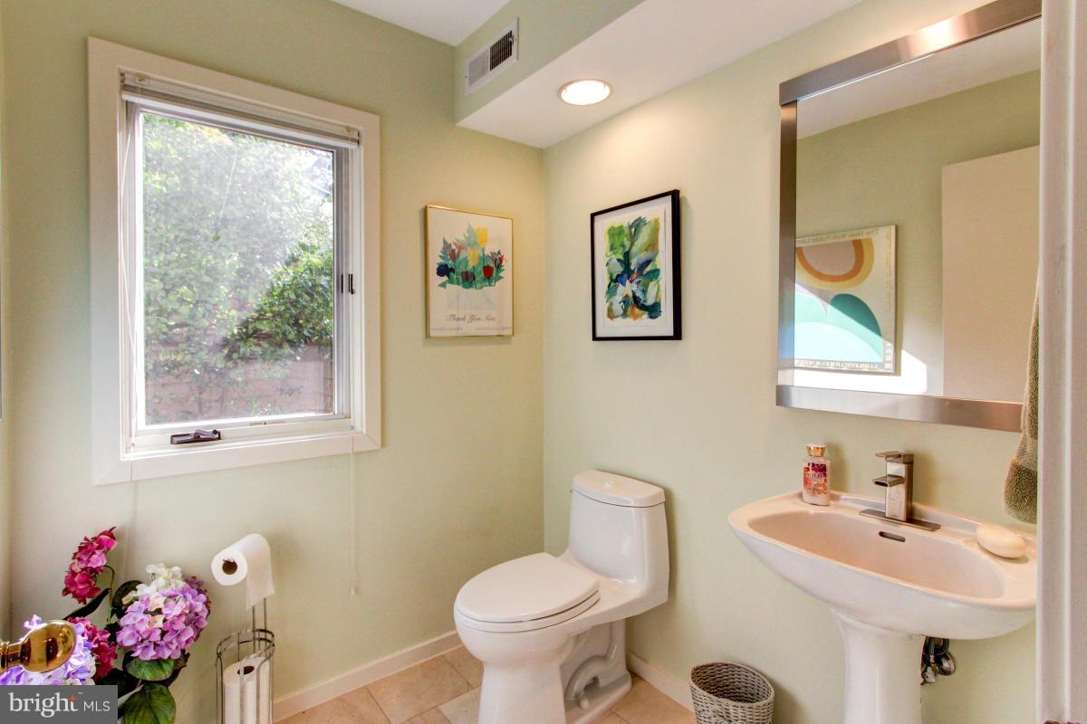 11570 Hemingway Drive Reston, VA 20194 - Photo 17 of 30 Bath