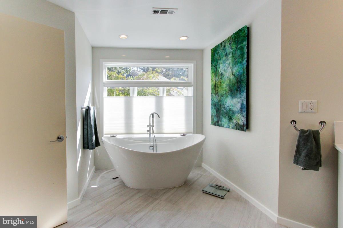 11570 Hemingway Drive Reston, VA 20194 - Photo 24 of 30 Bath (Master)
