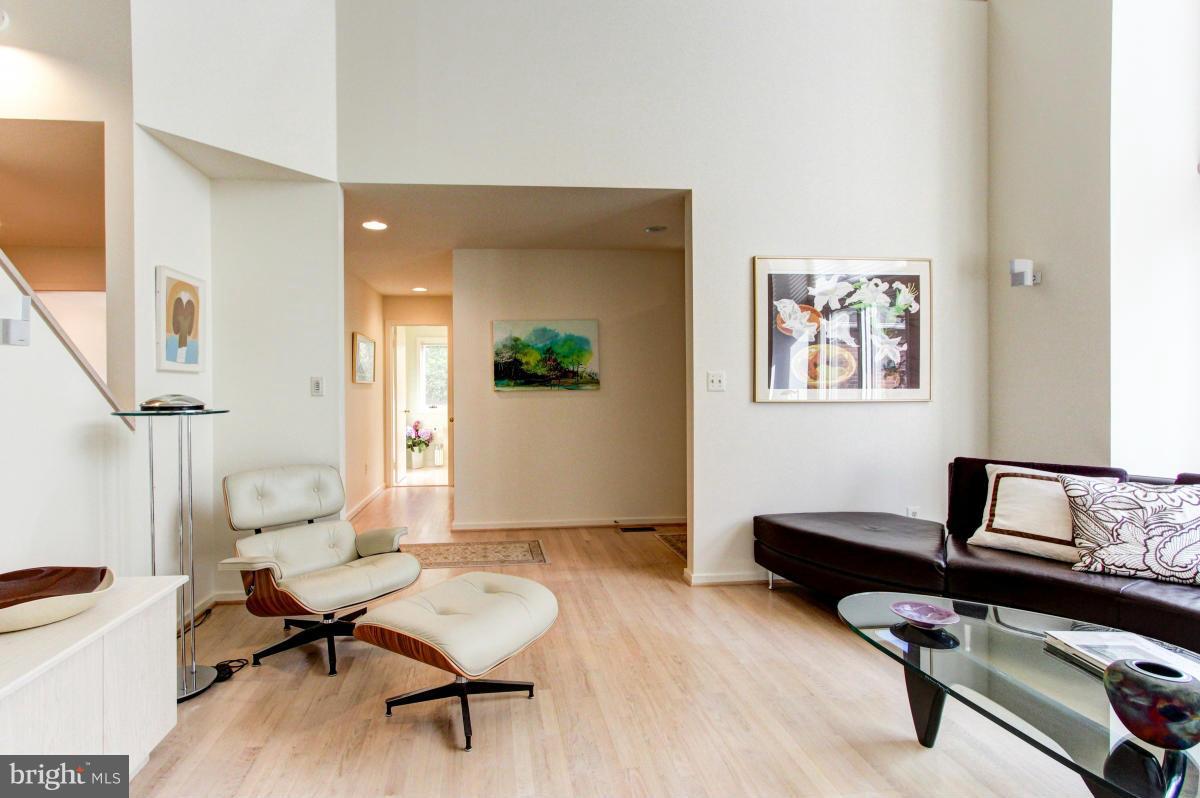 11570 Hemingway Drive Reston, VA 20194 - Photo 4 of 30 Living Room