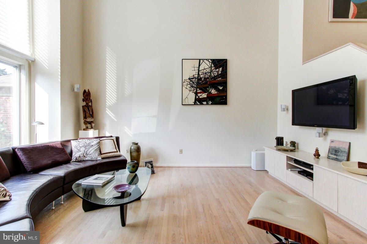11570 Hemingway Drive Reston, VA 20194 - Photo 6 of 30 Living Room