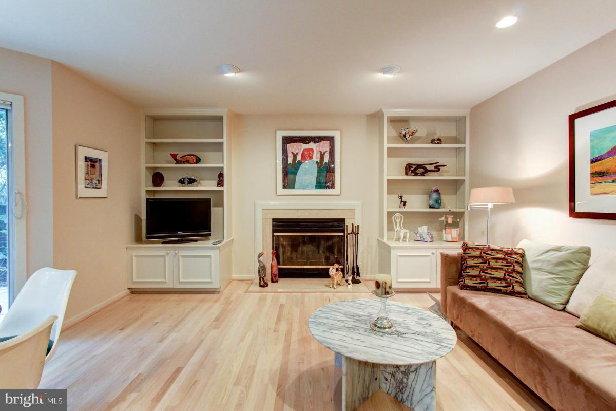 11570 Hemingway Drive Reston, VA 20194 - Photo 9 of 30 Family Room
