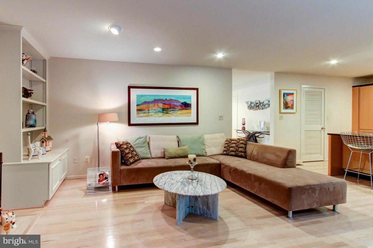 11570 Hemingway Drive Reston, VA 20194 - Photo 10 of 30 Family Room