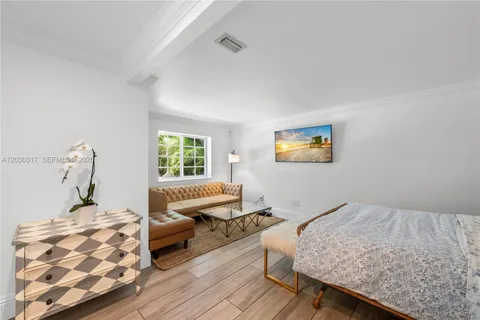 $4,695,000 | 5236 Pine Tree Drive, Miami Beach, FL 33140