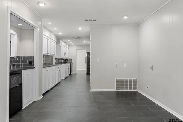 a view of empty room with large windows