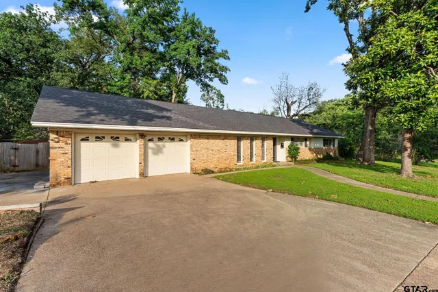 a view of outdoor space yard and garage