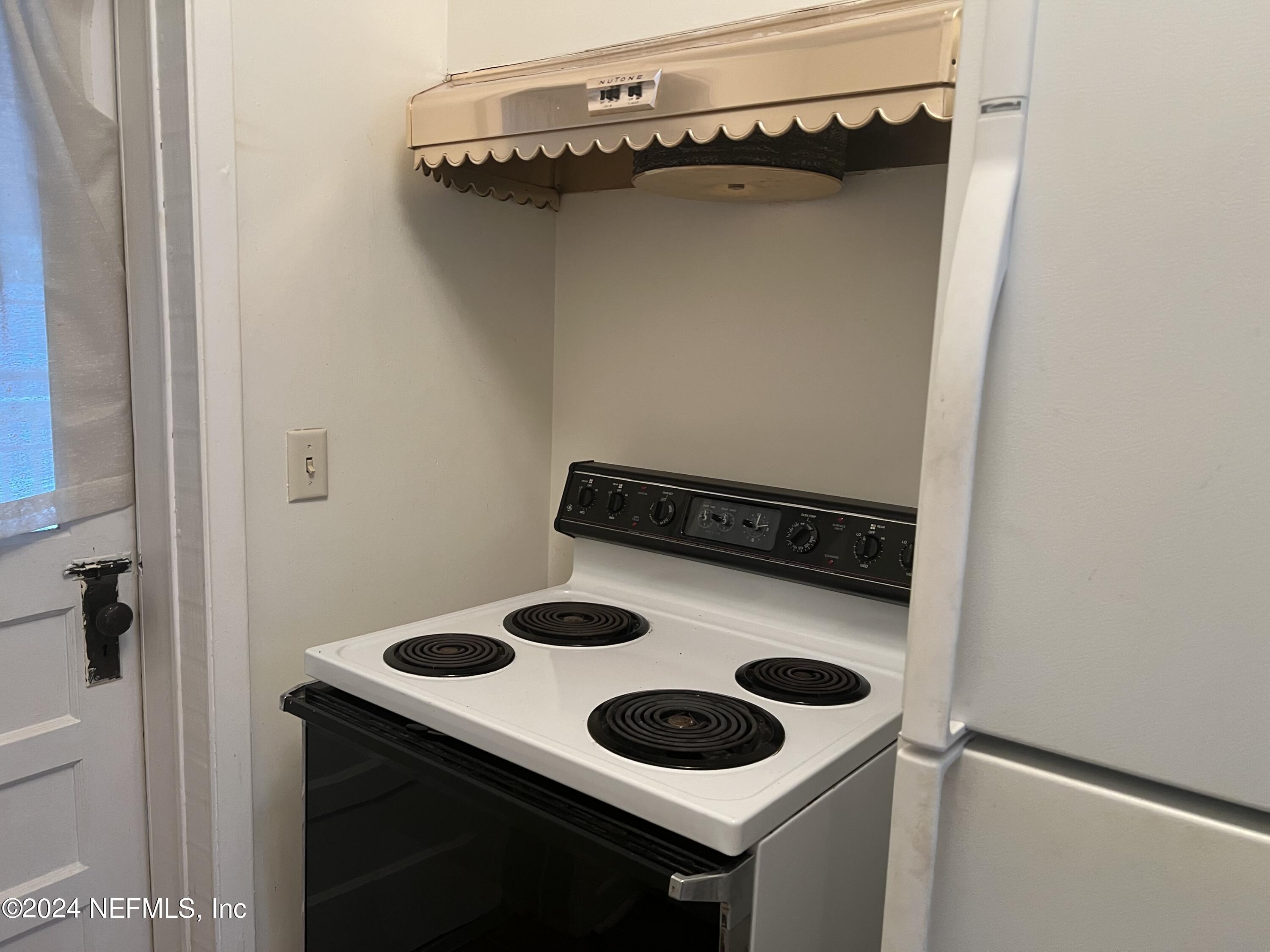 6115 Stetson Road Jacksonville, FL 32217 - Photo 5 of 25 a close up of a washer dryer