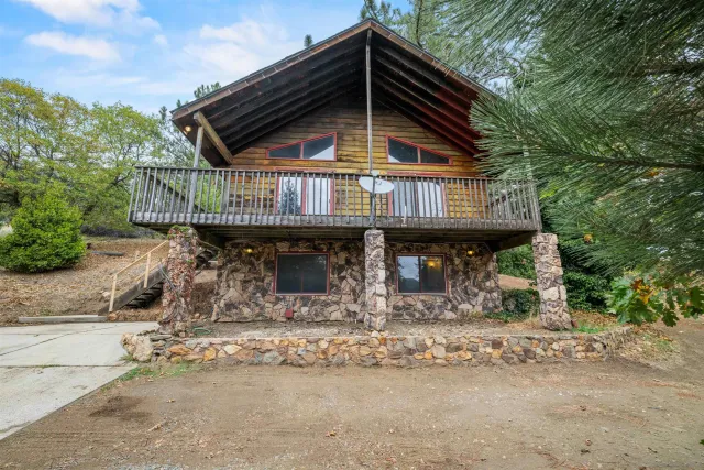 a view of entryway livingroom and hall